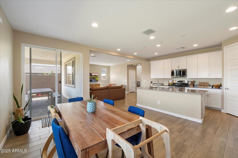 10-Dining to Kitchen