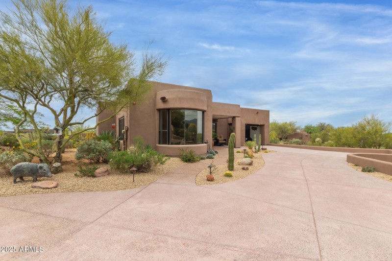 Casita + Garage + Driveway