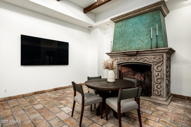 Eat in Kitchen w/fireplace