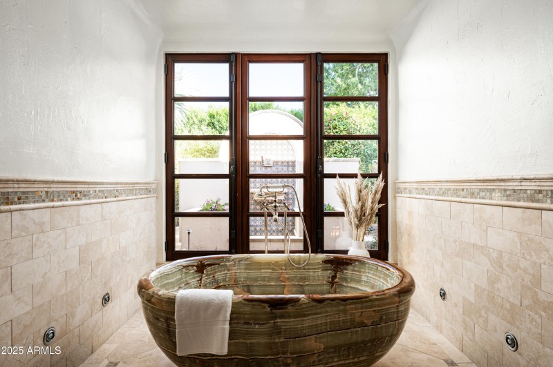 Onyx soaking tub