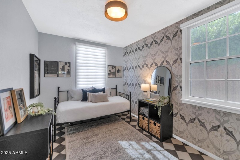 329 W Encanto Blvd-large-022-012-TOD9370