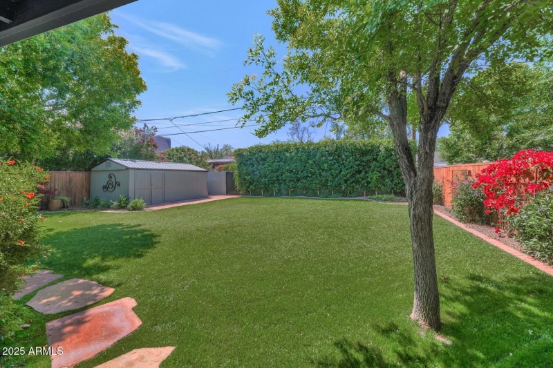 329 W Encanto Blvd-large-029-021-TOD9393