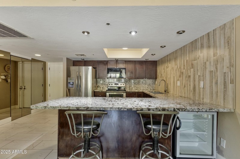 Kitchen and Breakfast bar