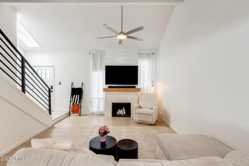 Living Room/Fireplace