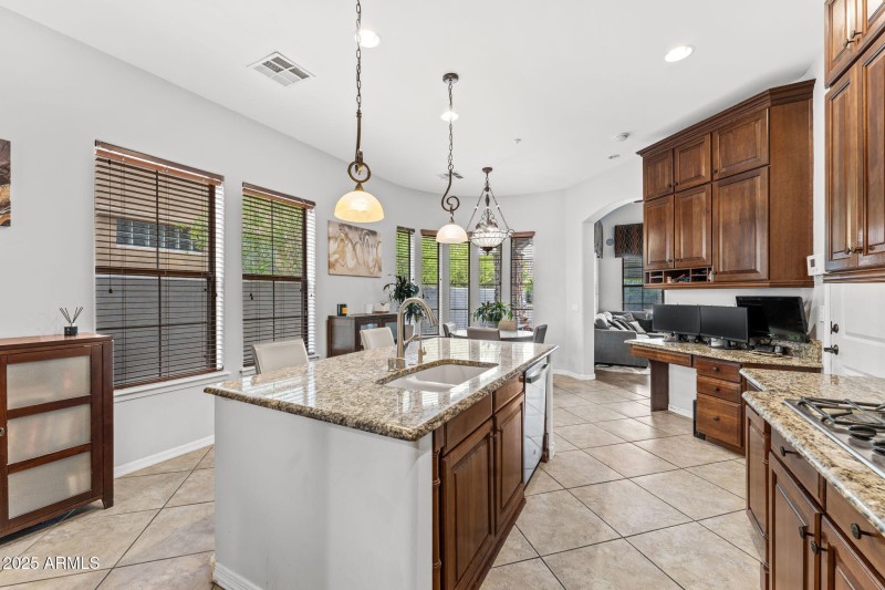 Island and ample counter prep