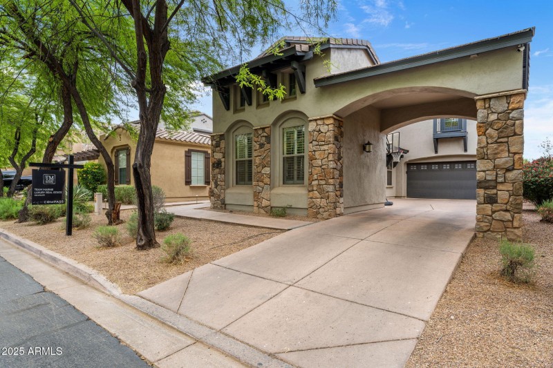 Fabulous undercover porte cochere