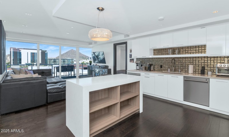 4422 N 75th St-large-007-018-TOD9473-150