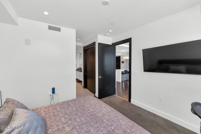 4422 N 75th St-large-020-016-TOD9469-150