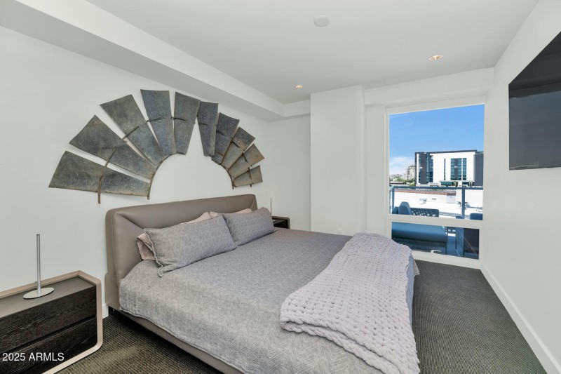 4422 N 75th St-large-023-021-TOD9464-150