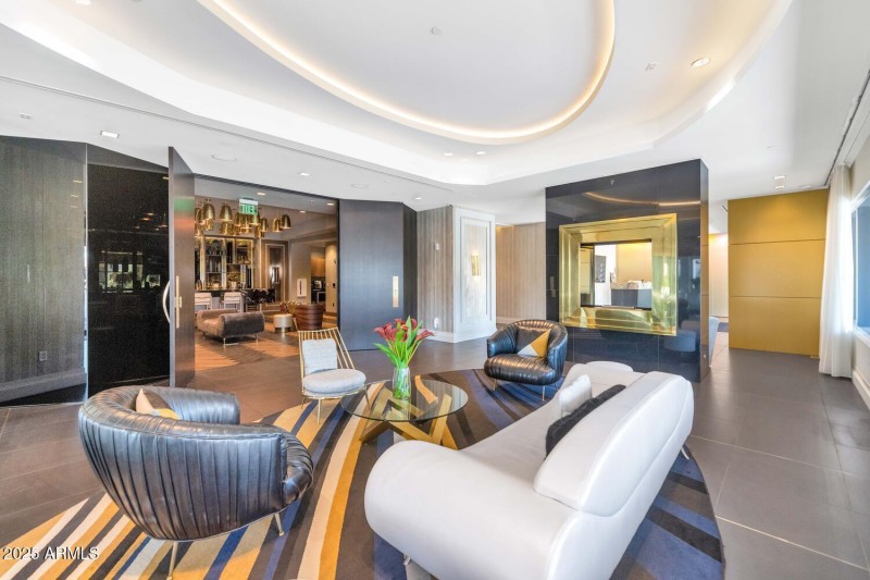 4422 N 75th St-large-029-027-TOD9486-150