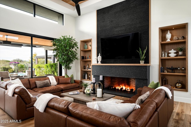 18-8328 E Whisper Rock Trail-18