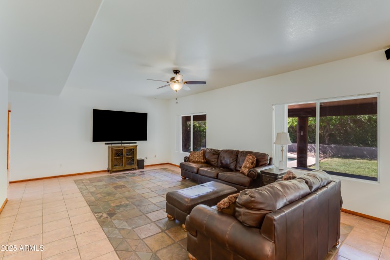 7326 W Pershing Ave-14