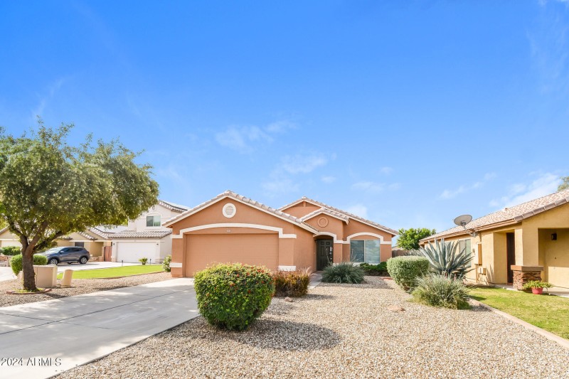 002-photo-front-view-8256711