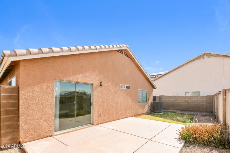 015-photo-rear-view-8256712