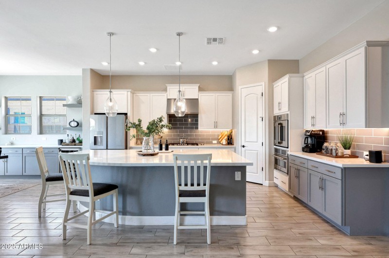 11807 W Parkway Lane