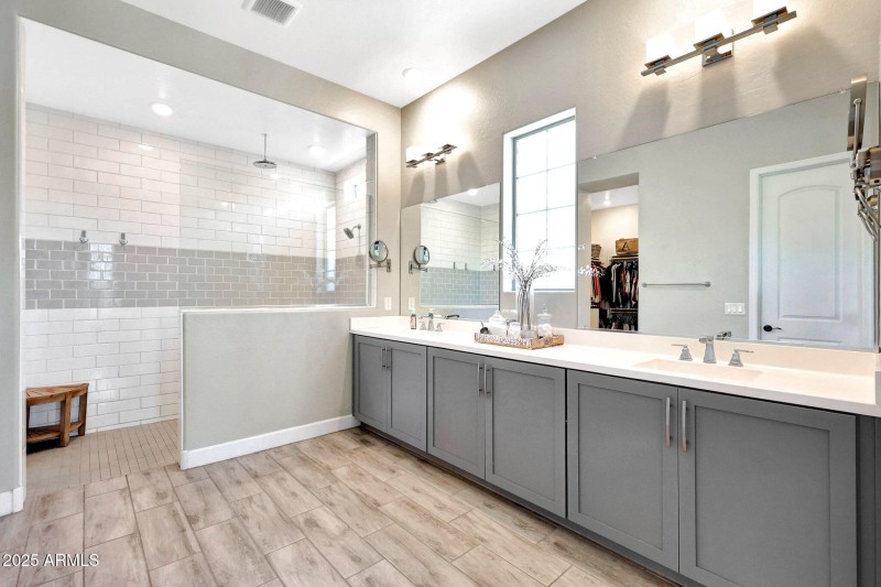 11807 W Parkway Lane