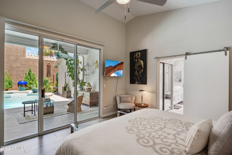 Main Bedroom w Pool views