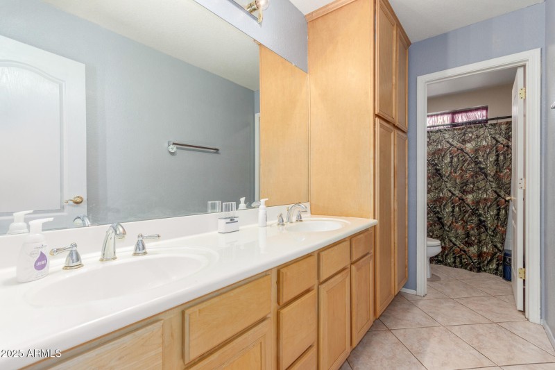 29 Hope Full bathroom