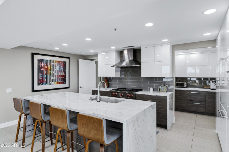 Kitchen with Breakfast Bar