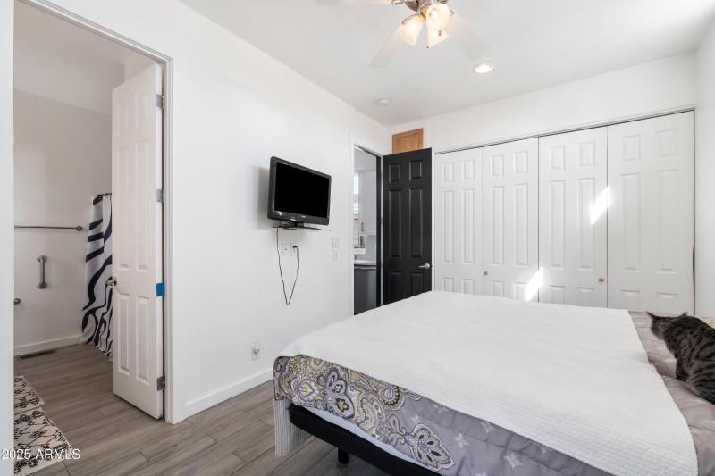 016__201 S Greenfield Rd 215