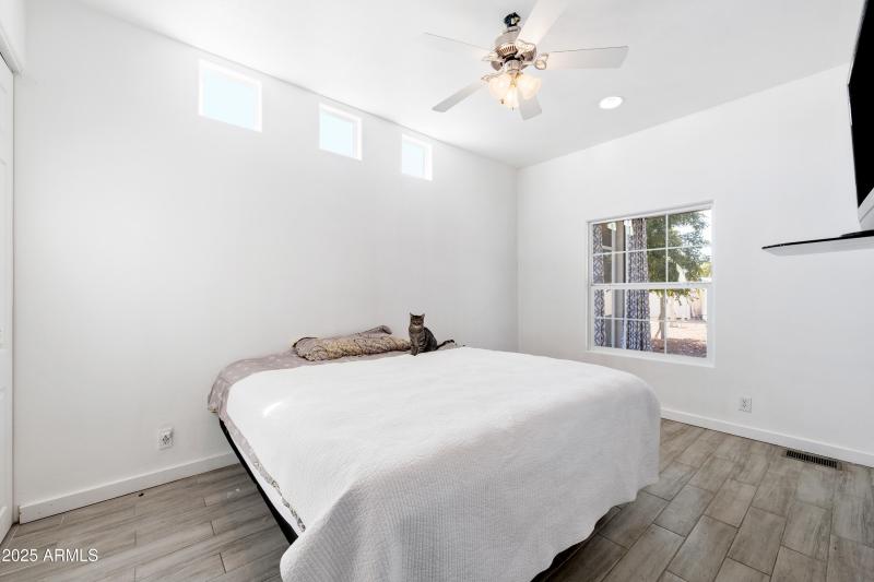 015__201 S Greenfield Rd 215