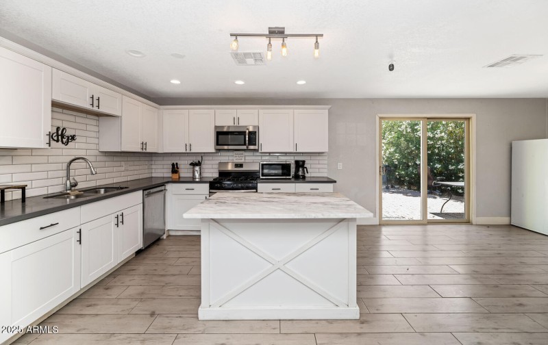 15049 North 25th Pl-large-005-017-15049