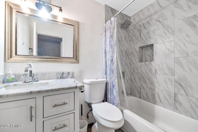 15049 North 25th Pl-large-014-012-15049