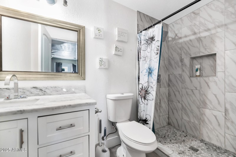 15049 North 25th Pl-large-022-014-15049