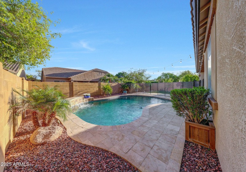 Pool w/water feature