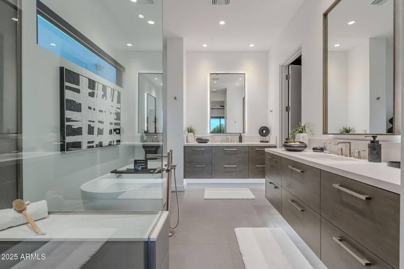 045_Primary Bathroom