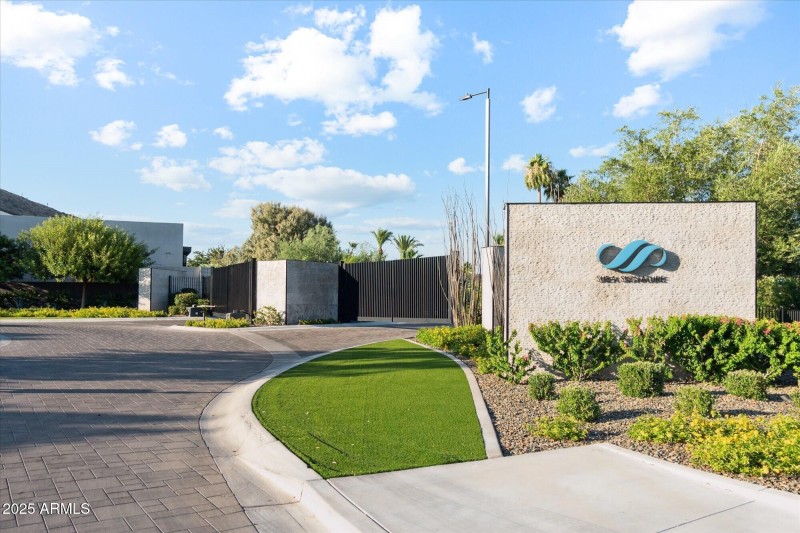 083_009_Gated Community