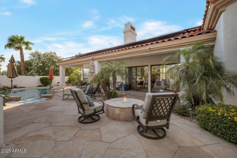 Flagstone backyard surround