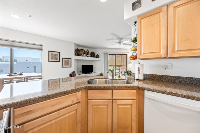 16-16631EELB212-ocupix