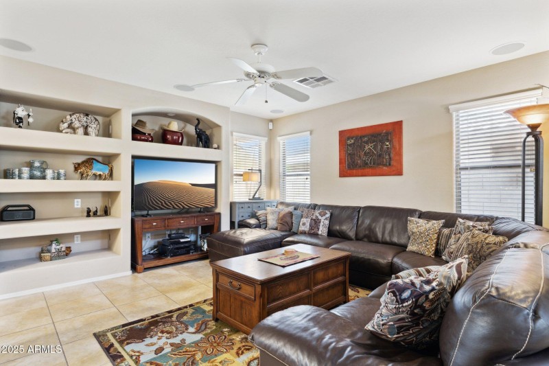 7-web-or-mls-21019-n-sansom-dr