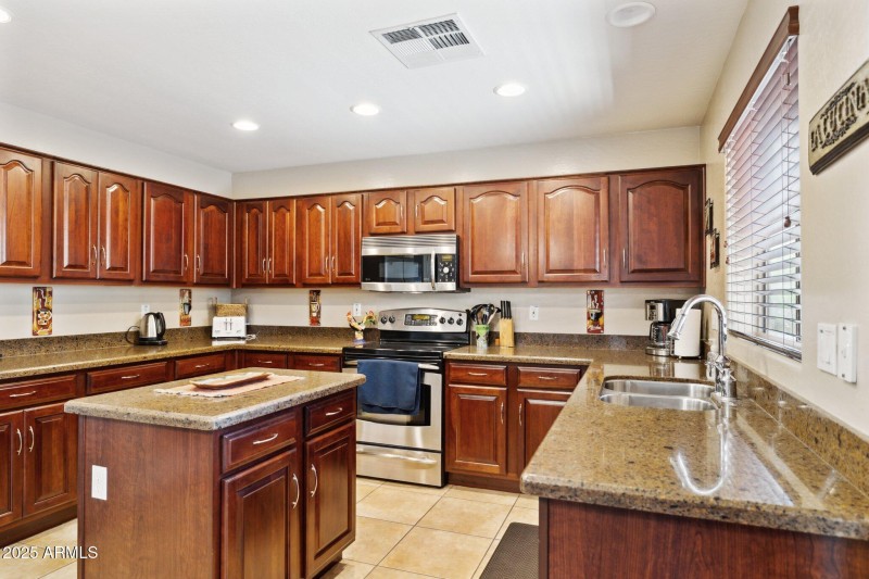 11-web-or-mls-21019-n-sansom-dr