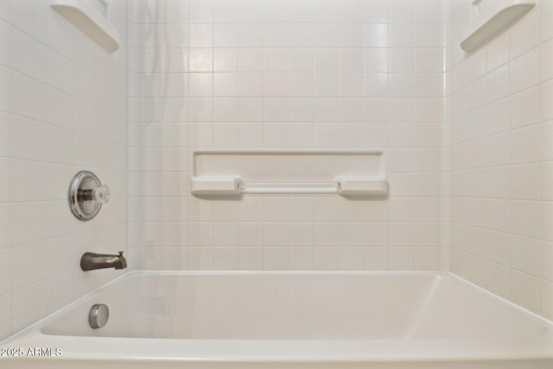 27-web-or-mls-21019-n-sansom-dr