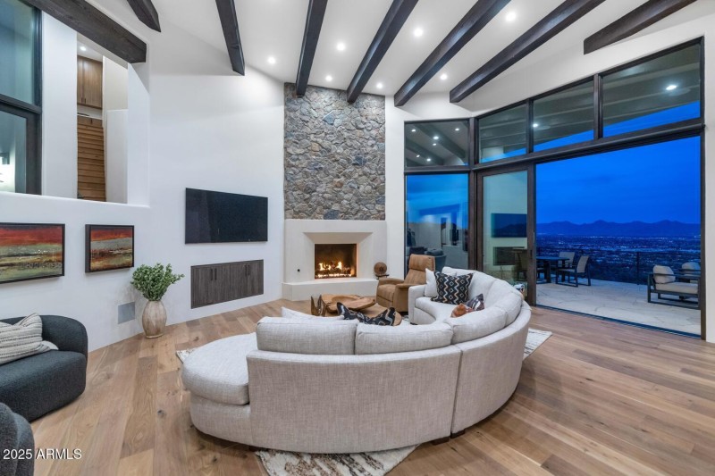 5810 E Cholla Ln