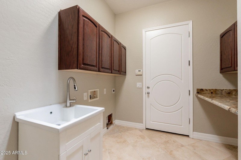 Laundry room w/sink
