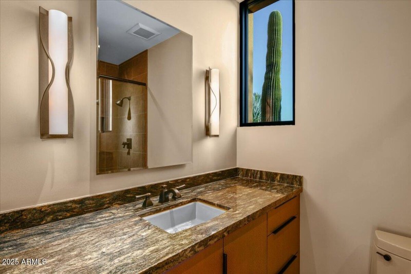 053-Office Ensuite Bath