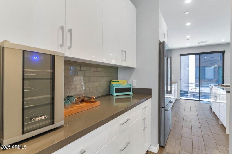 6990 E 6th St-large-014-029-6990 E 6th S