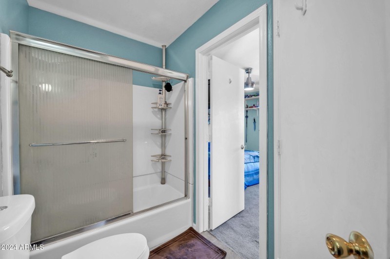 18 Bathroom 1 - Hallway & Master access