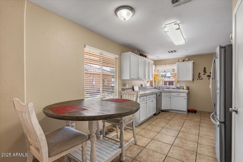 08-Dining and kitchen