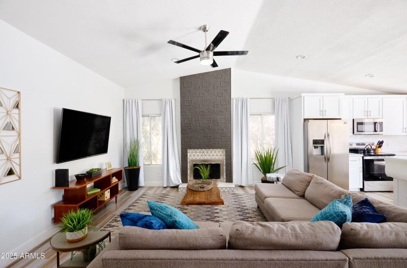 PropertyImageCo_6915ESandraTerrace_WEB-1