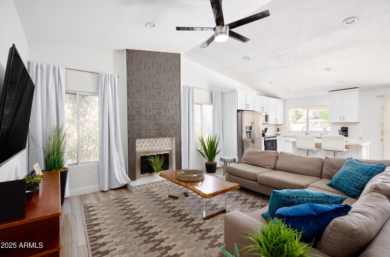 PropertyImageCo_6915ESandraTerrace_WEB-5