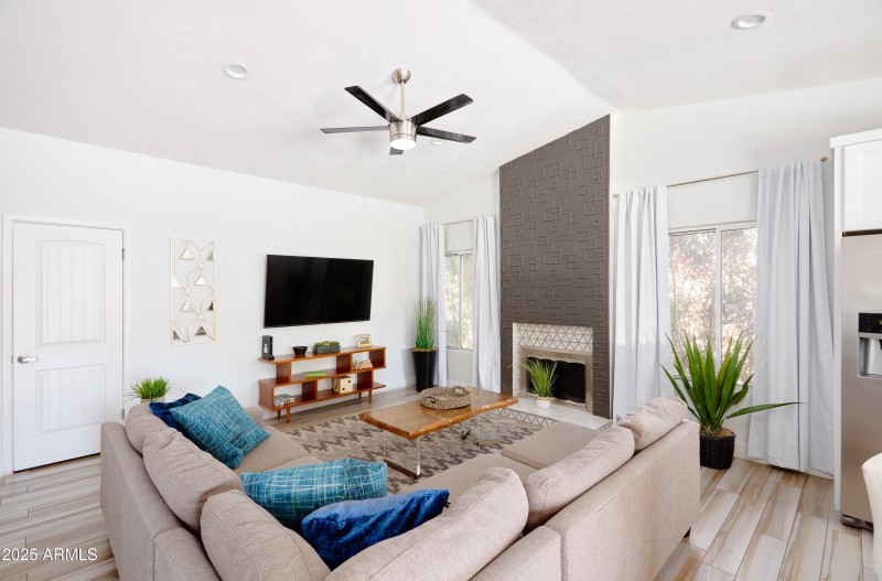 PropertyImageCo_6915ESandraTerrace_WEB-7