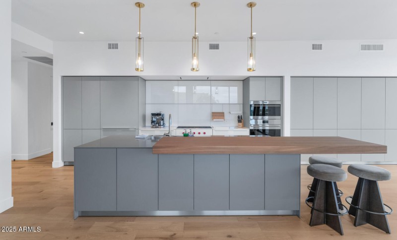 5000 N Camelback Ridge Dr-large-010-031-