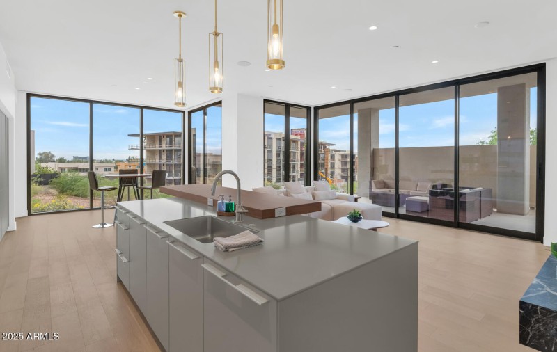 5000 N Camelback Ridge Dr-large-013-037-