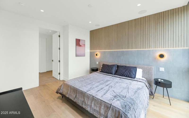 5000 N Camelback Ridge Dr-large-016-006-