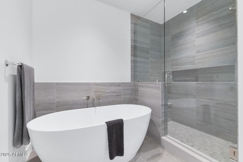 5000 N Camelback Ridge Dr-large-019-041-