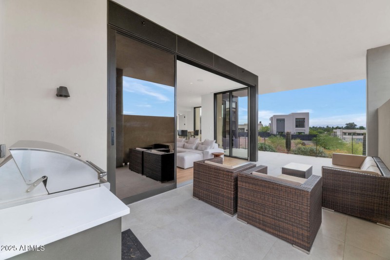 5000 N Camelback Ridge Dr-large-024-018-